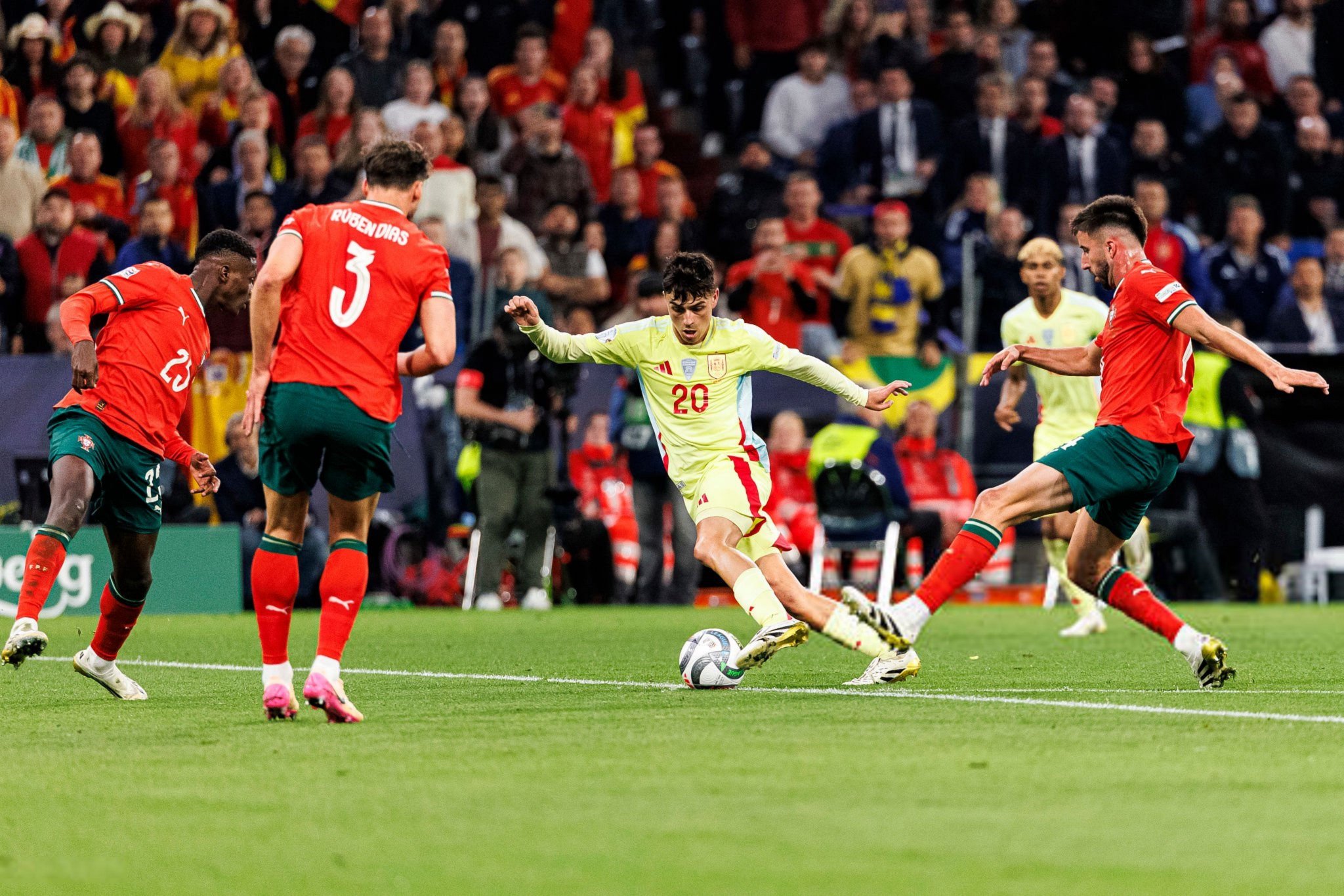 英雄联盟赔率-葡萄牙体育发布备战花絮，冲刺阶段防线松动，德甲任务艰巨，团队化学反应显著的简单介绍